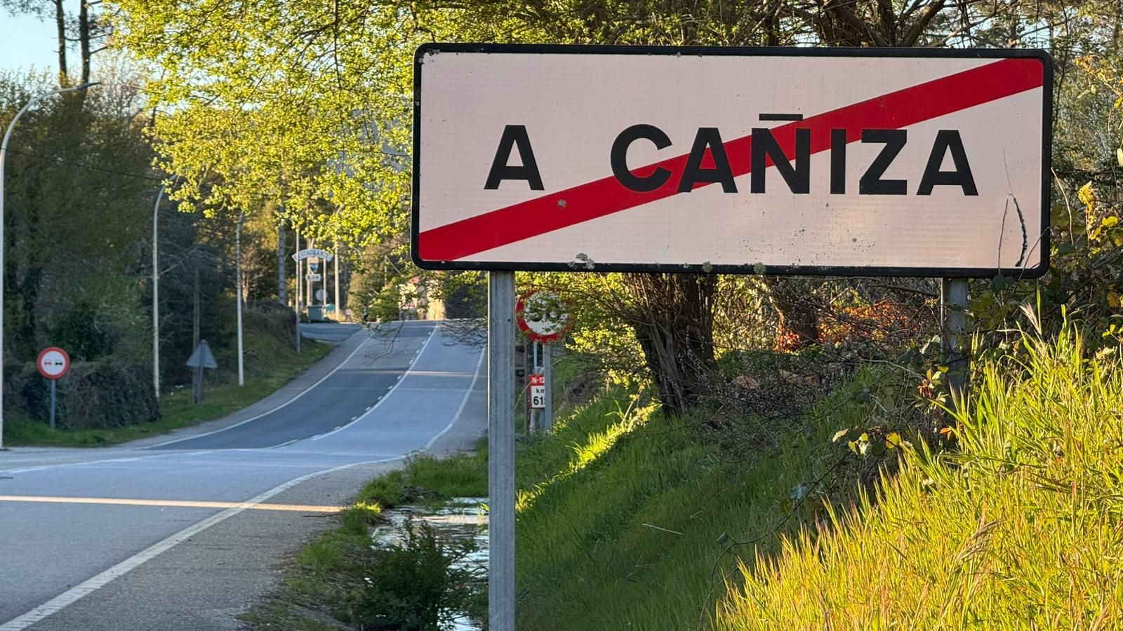 Un cartel en el concello de A Cañiza.