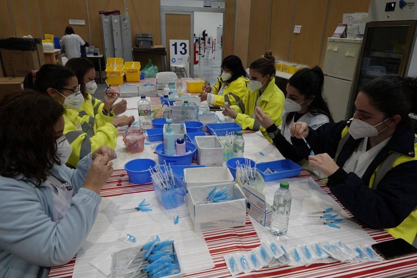 Sanitarios del Ifevi organizan las vacunas para los 'cuarentañeros', este martes. // Vicente Alonso
