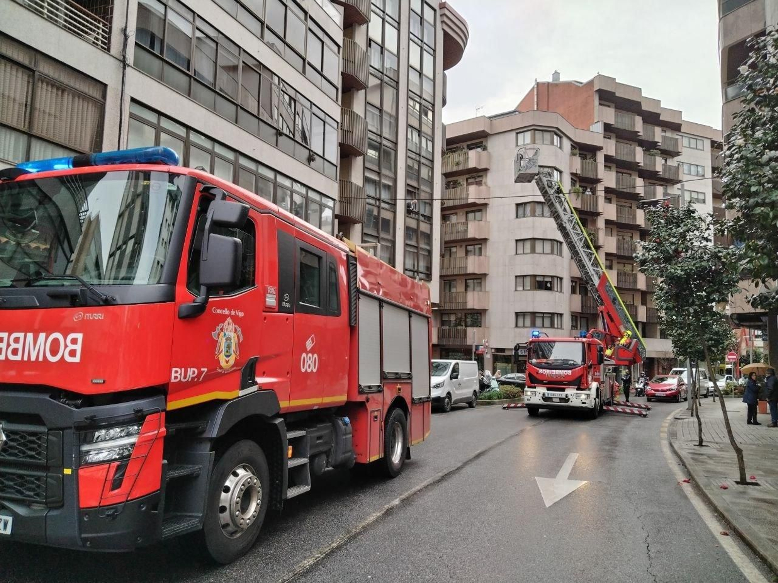 Los bomberos, accediendo por la fachada del quinto piso.
