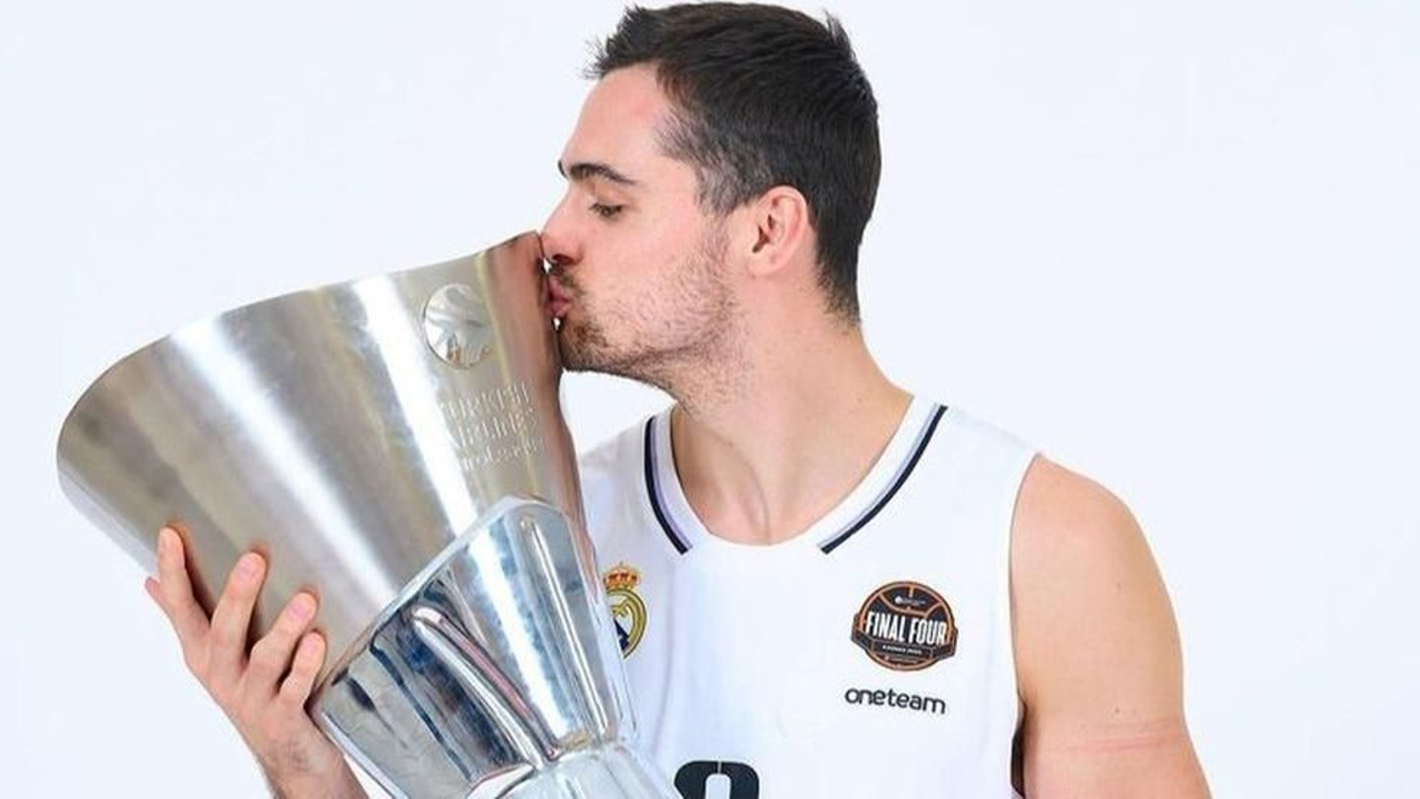 Alberto Abalde besa la copa de ganador de la Euroliga.