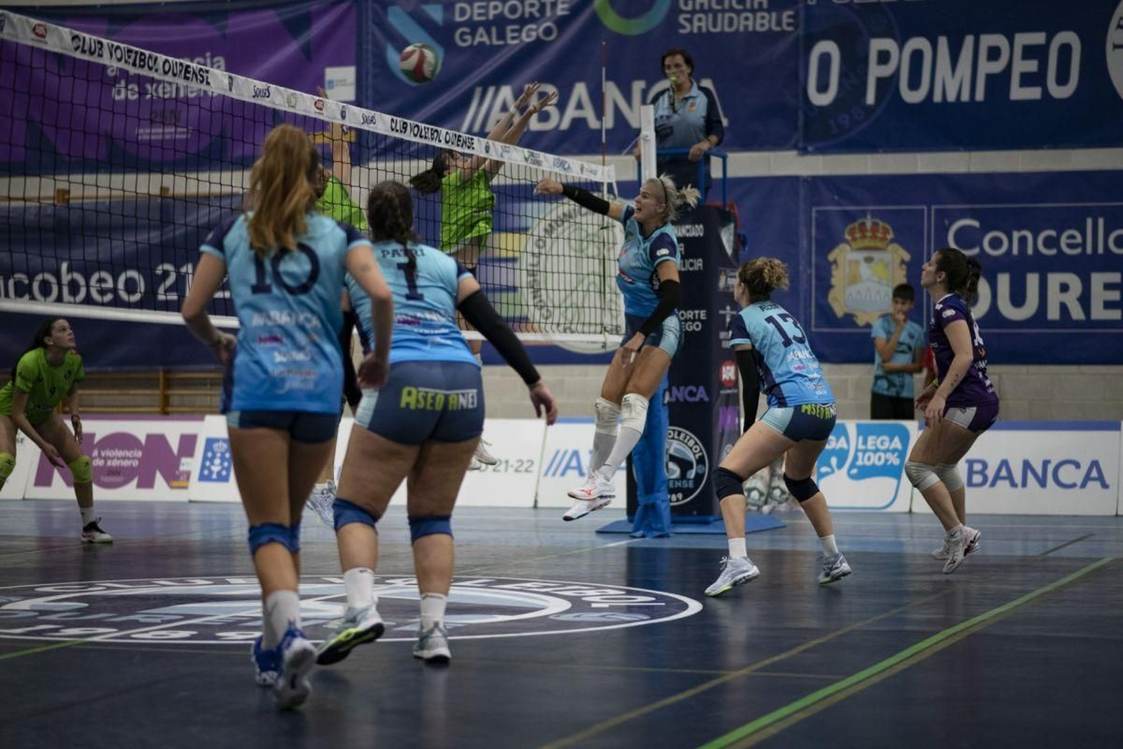 Rebeca Kruse remata durante un partido de este curso en O Pompeo.