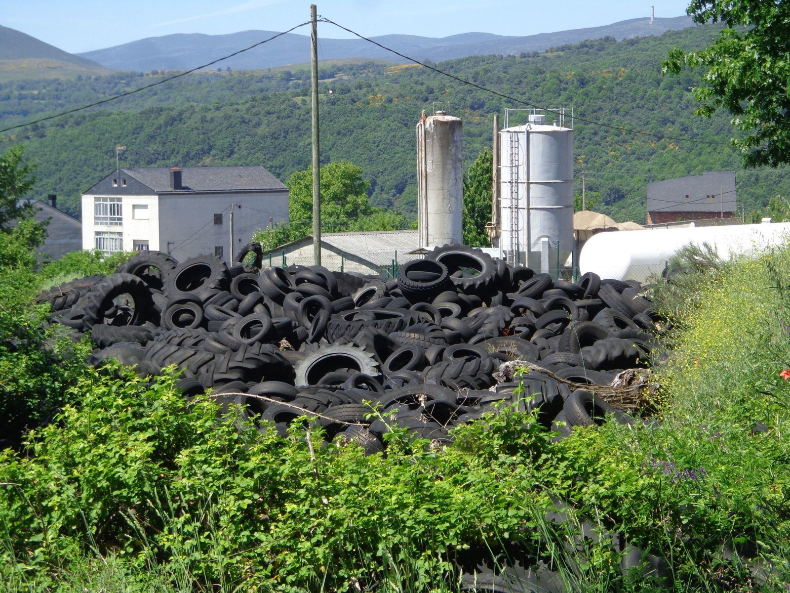 Los neumáticos fueron amontonados hace años, en la finca lindante con las de los depósitos de gas.