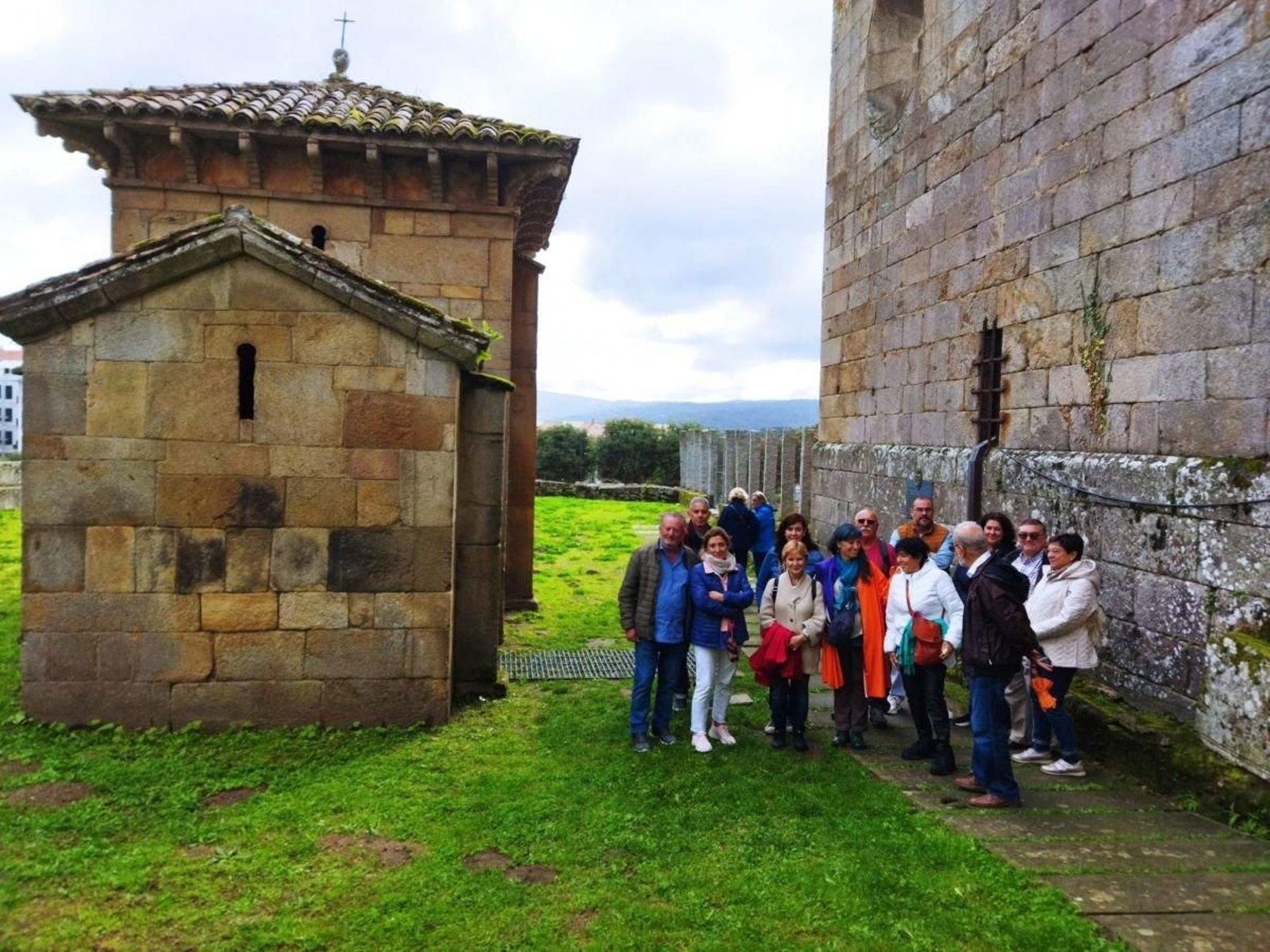 Un grupo de turistas en una visita guiada a la capilla de San Miguel en 2023.