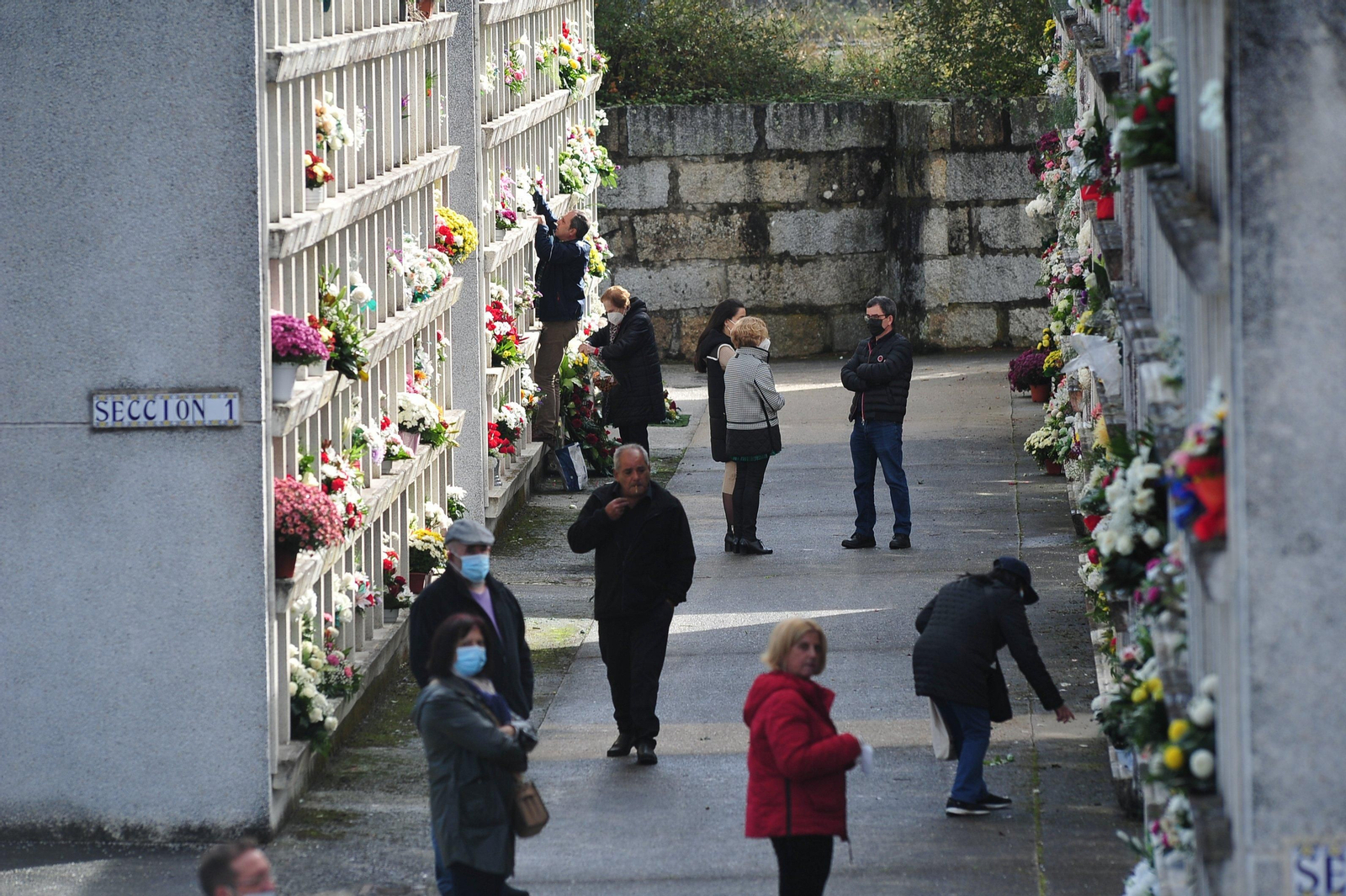 Día de Todos los Santos en el cementerio de Santa Mariña. José Paz