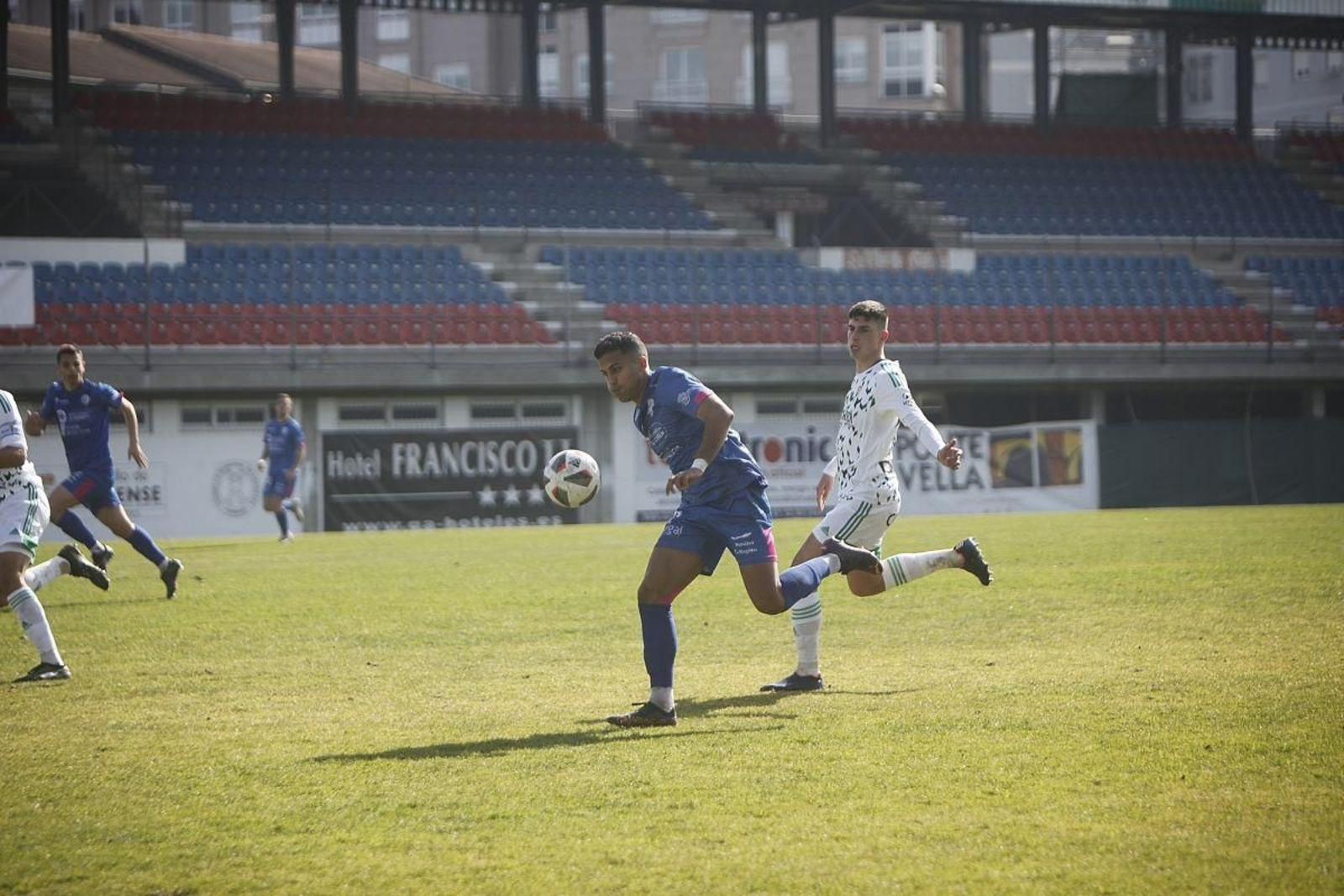 El delantero Amín, que vuelve al once tras cumplir sanción, se lleva una pelota ante un contrario.
