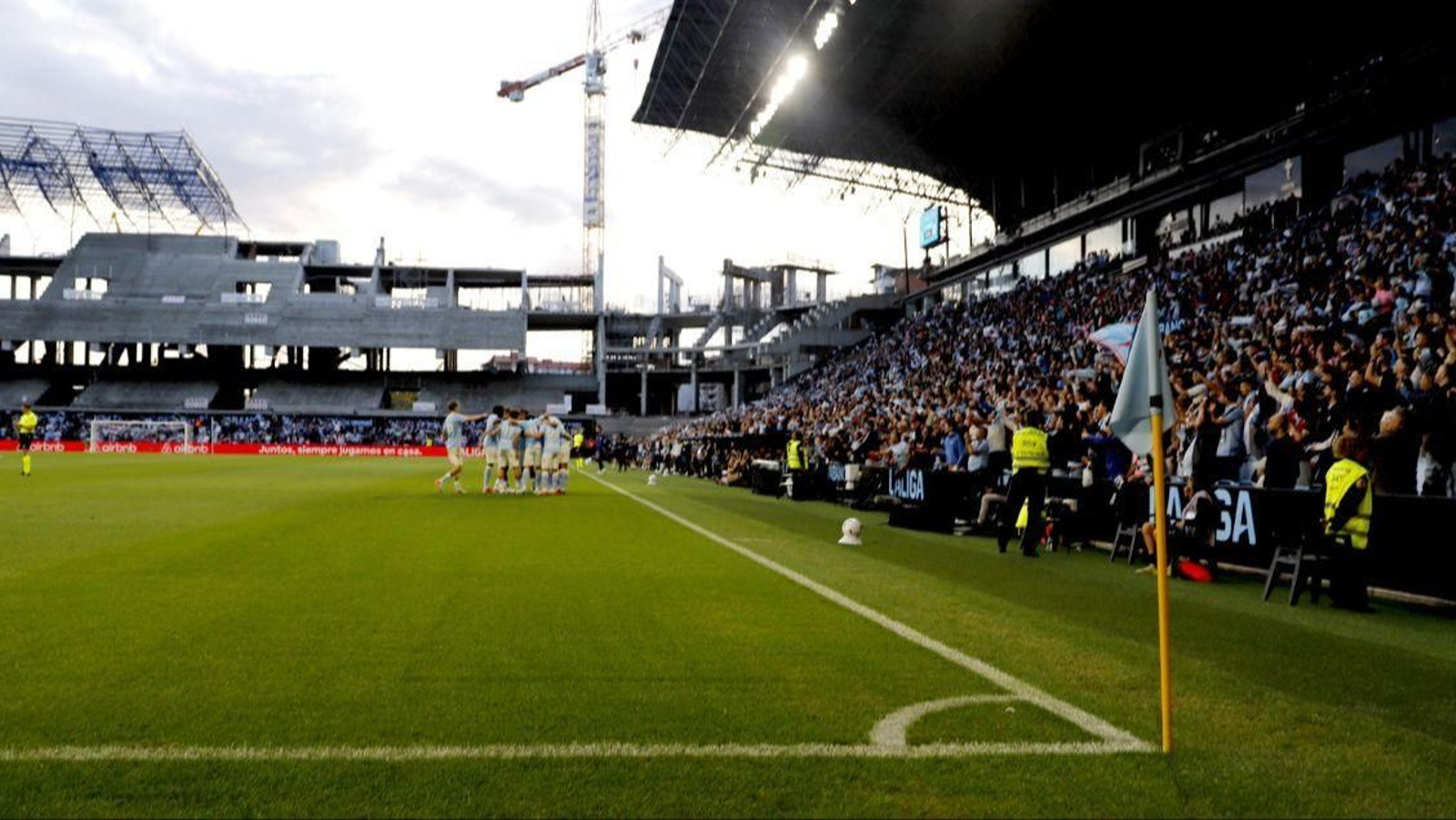 Los jugadores del Celta celebran junto a la grada de Tribuna el tanto de Iago Aspas. Un comienzo feliz tuvo un final de enfado y disgusto. Eso sí, el césped aguantó.