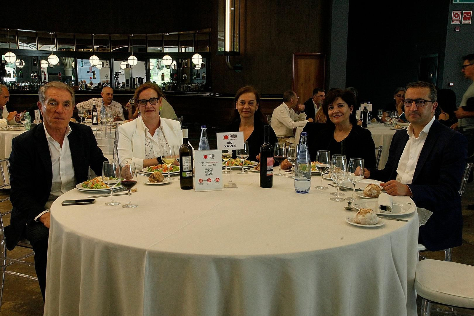 MESA RÍO XARES. Alberto Míguez, de Minera de Rocas; Ana Pumar, de APumar auditores; Estela Bermello, de Bermello Seguros; Conchi Fernandez, departamento comercial de La Region, y Luis Lopez, departamento de empresas de Abanca en Ourense.