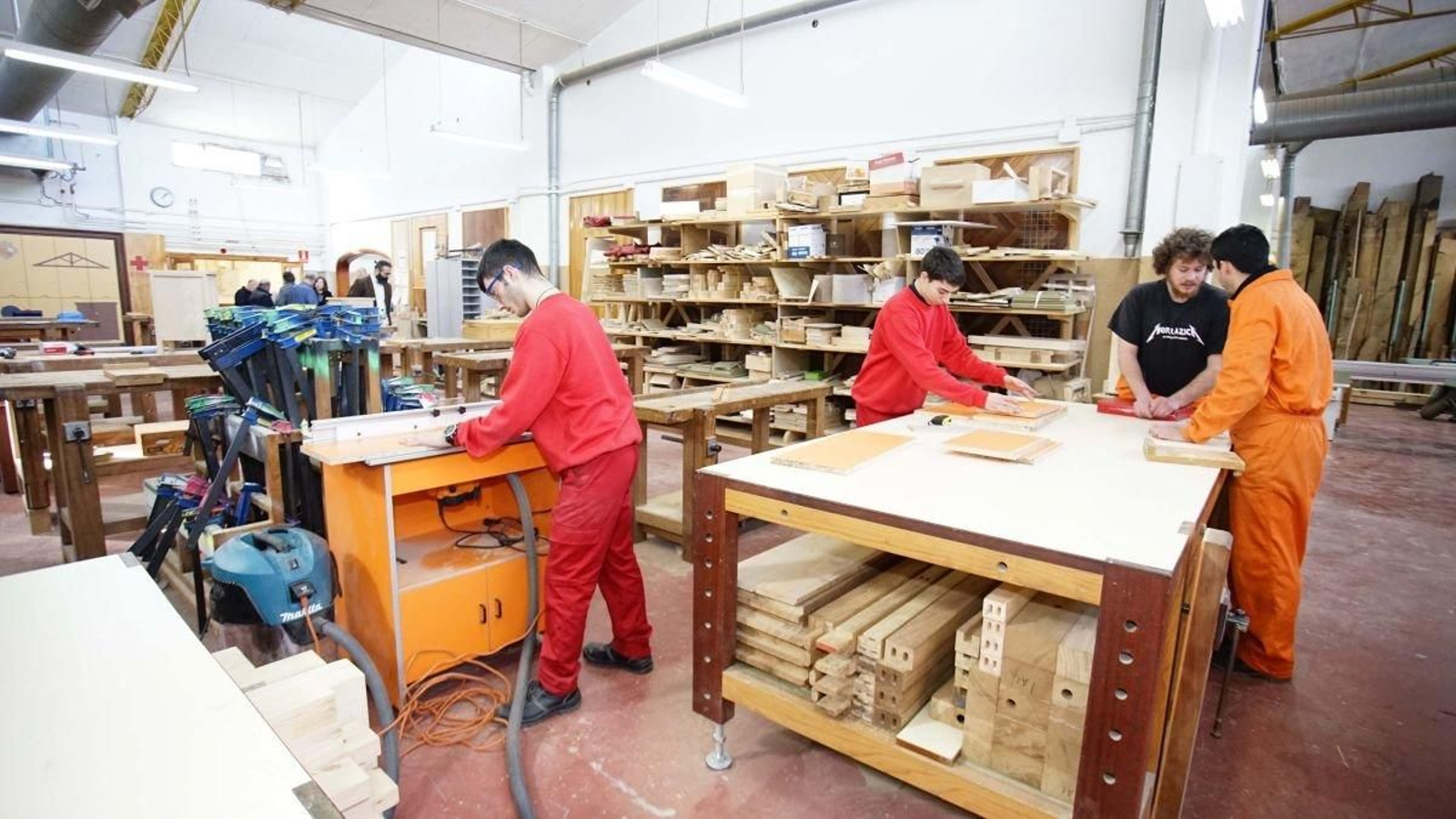 Alumnos de la rama de carpintería trabajando en el CIFP Valentín Paz Andrade.