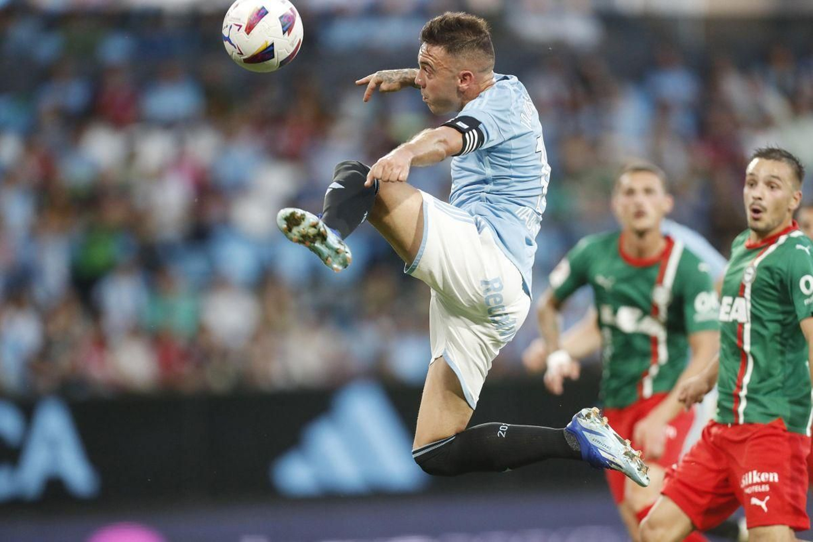 Aspas trata de controlar de manera acrobática un balón ante el Alavés.