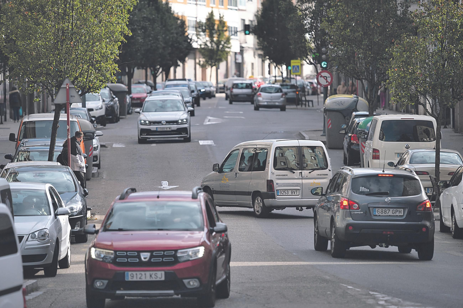 Vecinos de Ourense transitando en coche por la ciudad.
