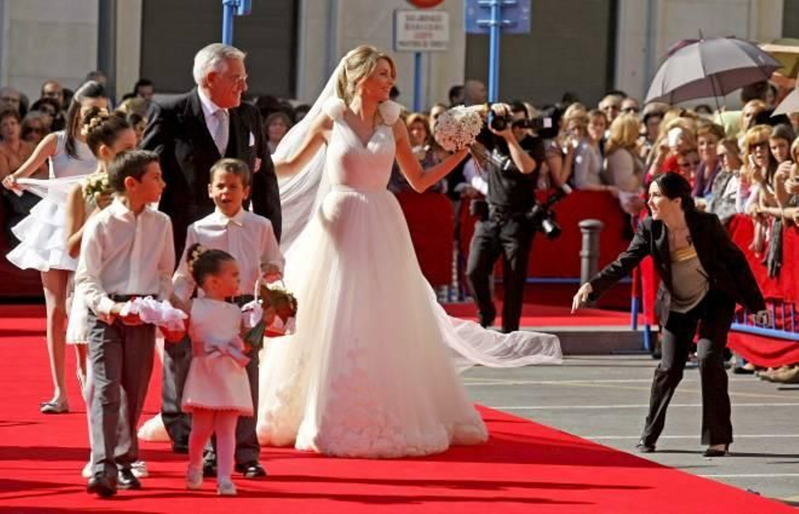 La novia del diestro José María Manzanares, Rocío Escalona, acompañada por el padrino, Jesús Escalona, a su llegada a la iglesia Nuestra Señora de Gracia