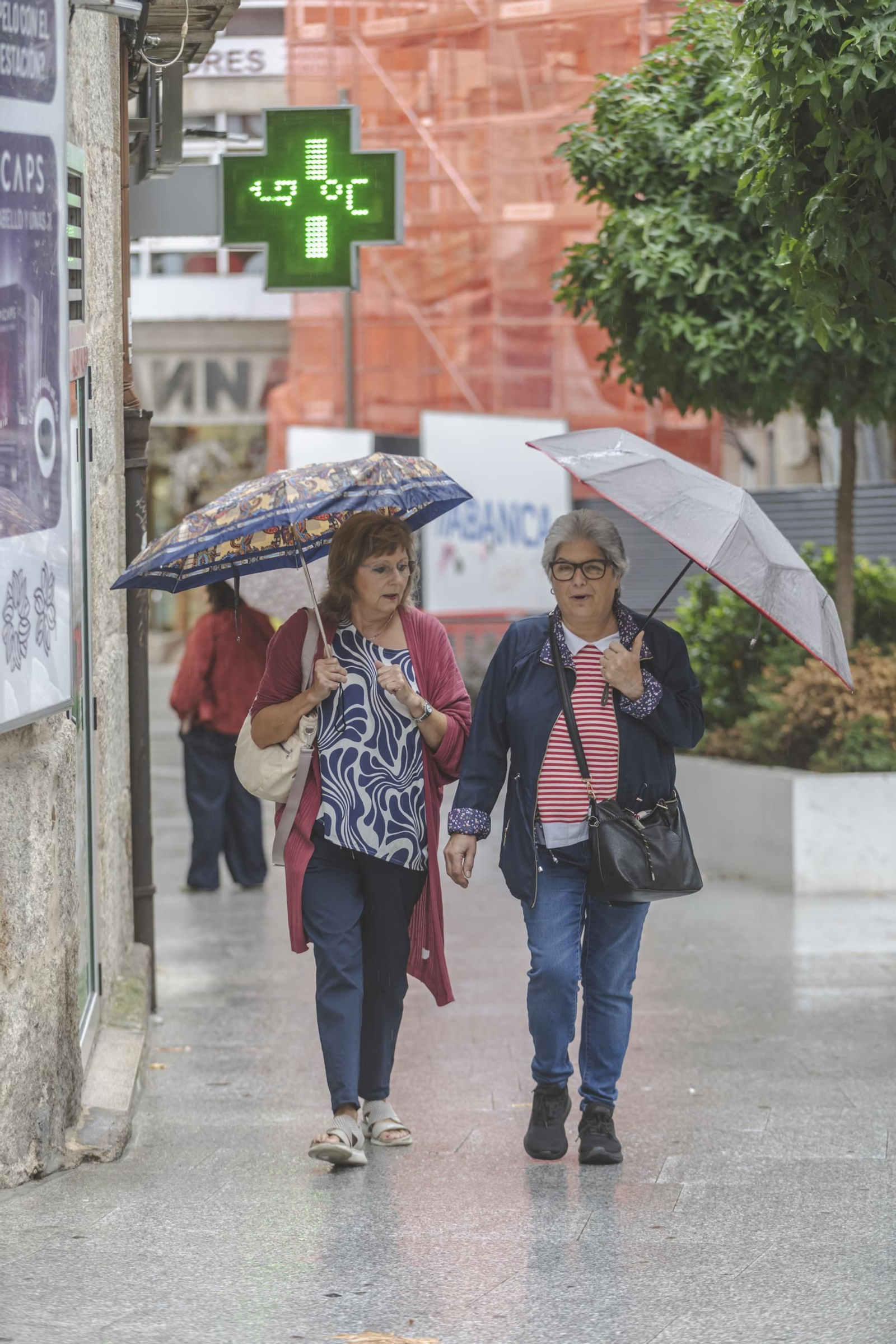 Galería | Los ourensanos cambian las gafas de sol por el paraguas