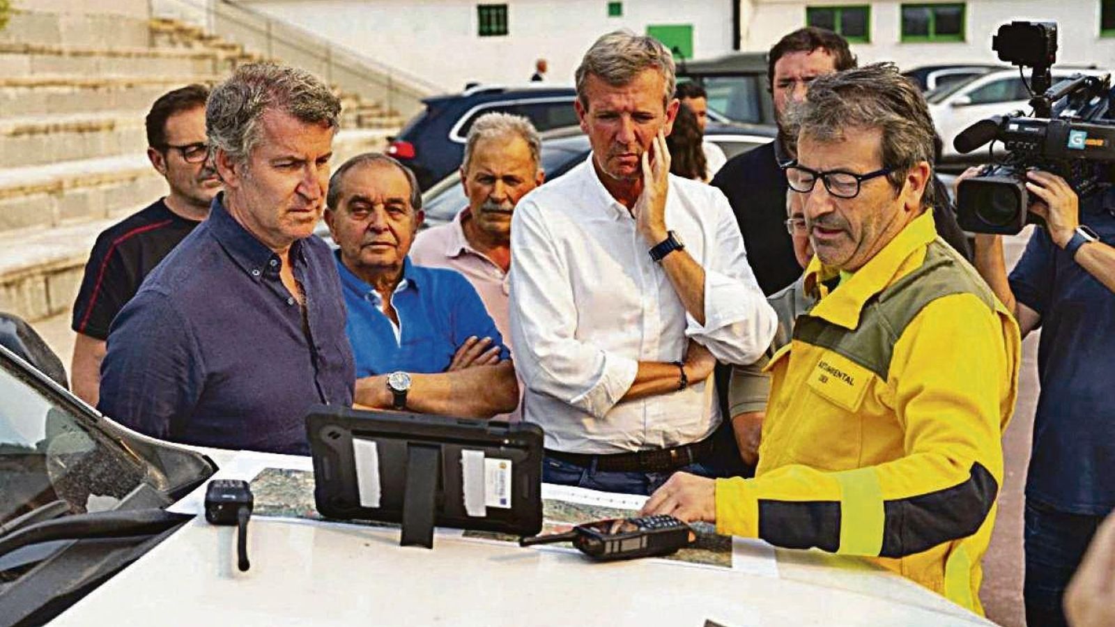 Feijóo y Rueda con los técnicos forestales, en Chandrexa.