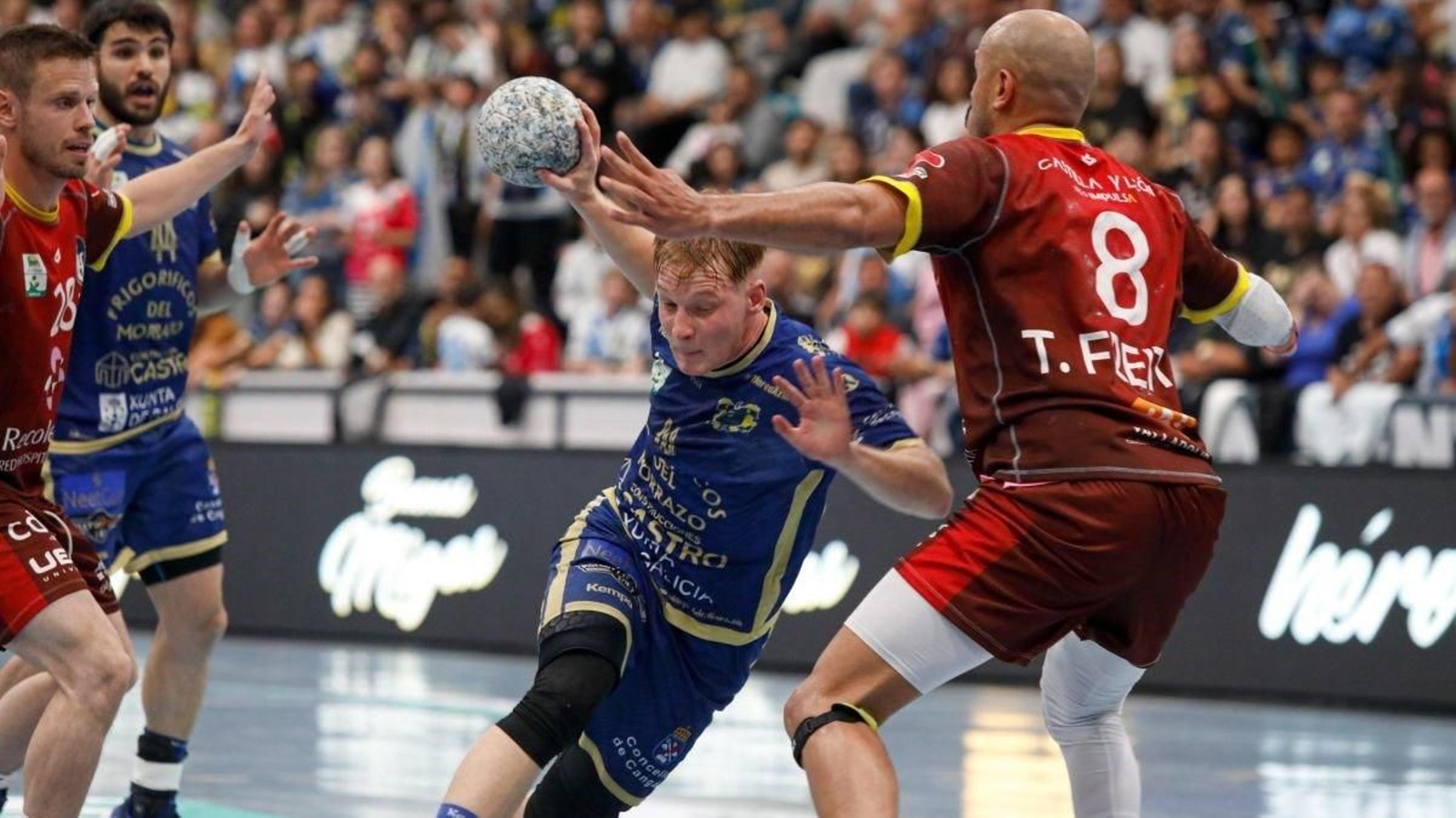 Hansen penetra en la defensa del Atlético Valladolid en el partido disputado ayer en el pabellón de O Gatañal.