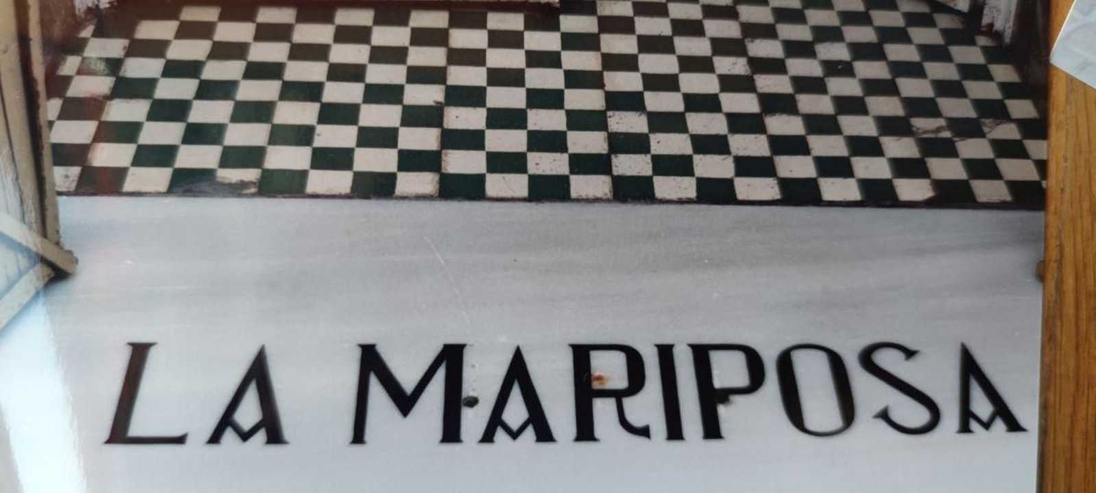 Los trajes más elegantes de Primera Comunión y de cristianar y los camisones más finos, se vendían en “La Mariposa”, frente al Liceo. El cartel grabado en el mármol de la entrada y el bonito azulejo del suelo aun se conservan a pesar de ser una pizzería.