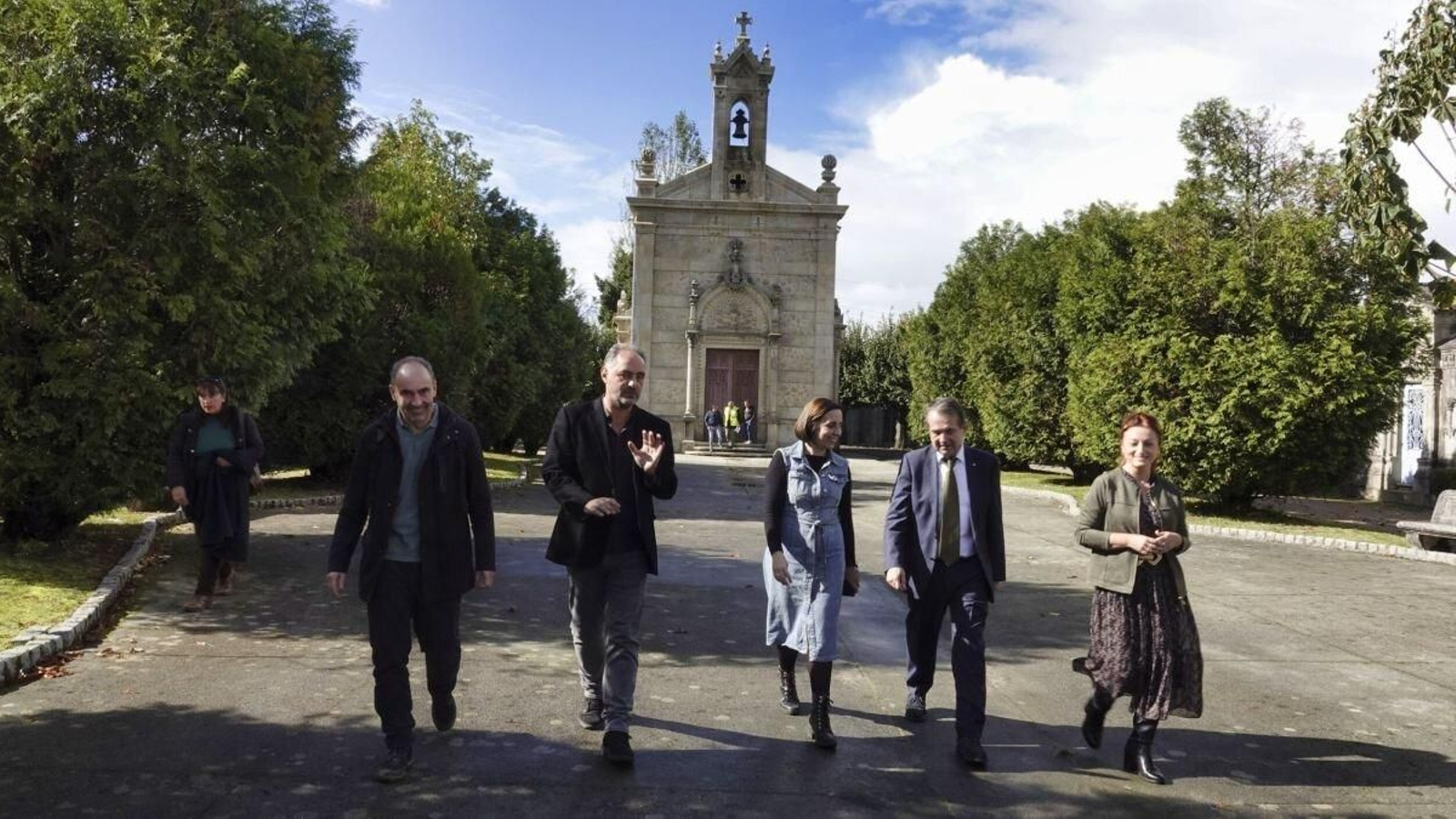 Abel Caballero visitó ayer la capilla con las concejalas Nuria Rodríguez y Patricia Iglesias.