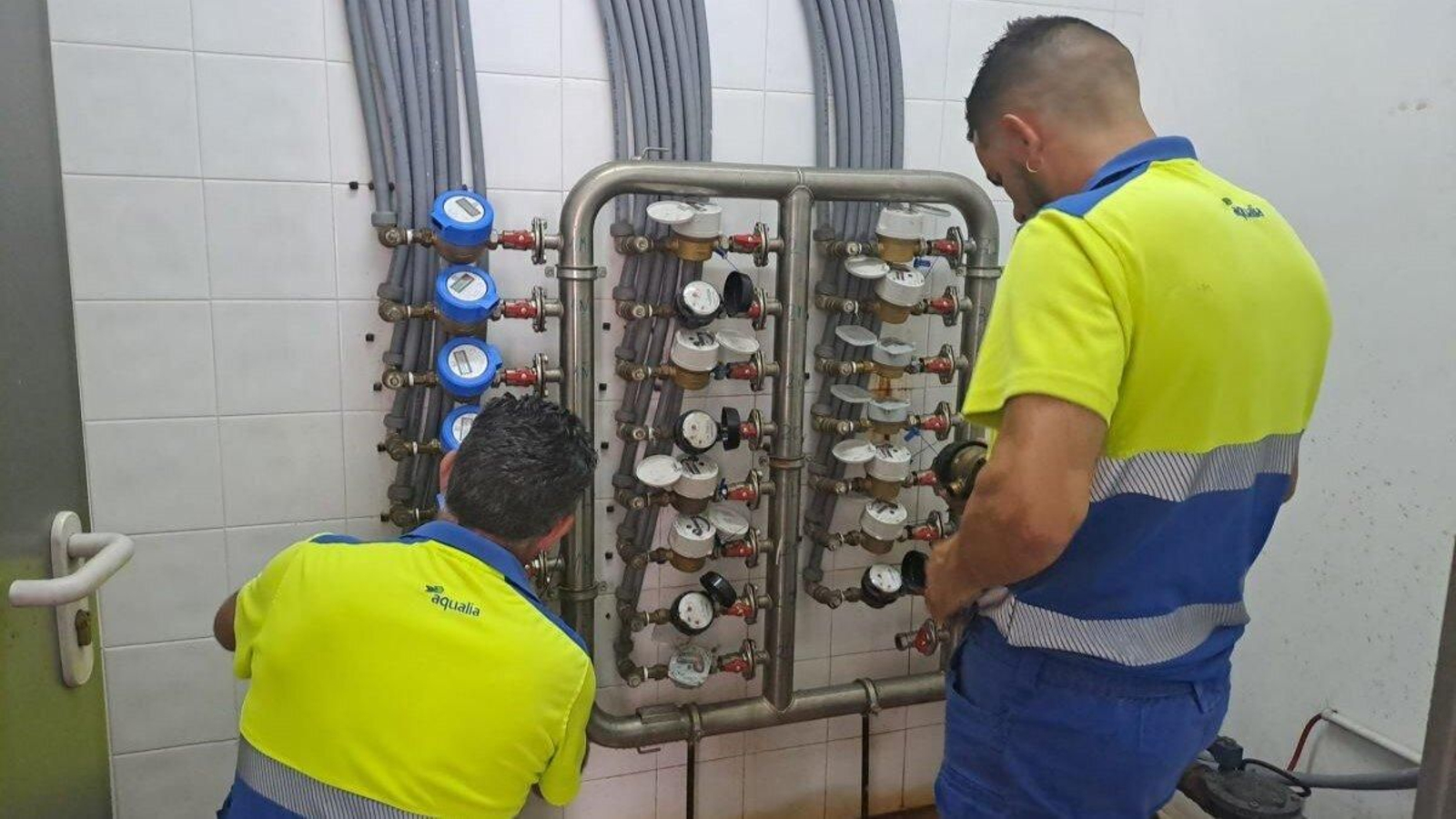 Imagen de operarios en el cuadro de registro.