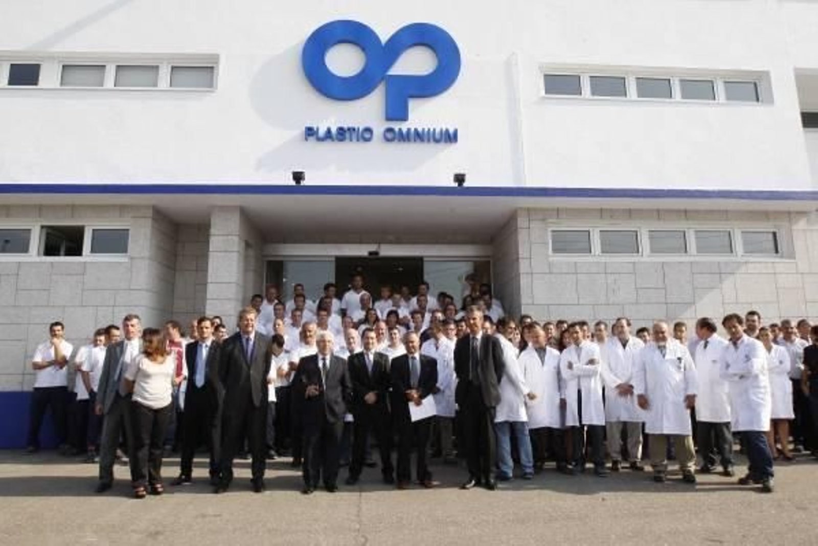 Foto de familia de los trabajadores de la antigua Peguform (nueva Plastic Omnium) con los nuevos dueños y el alcalde de Redondela.  Foto: J.V. Landín