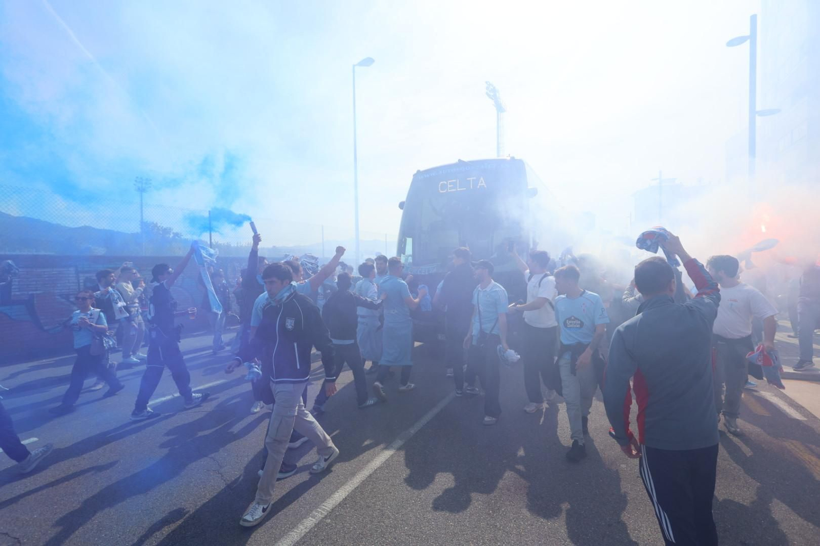 Galería | Una marea celeste recibe a los jugadores en Balaídos