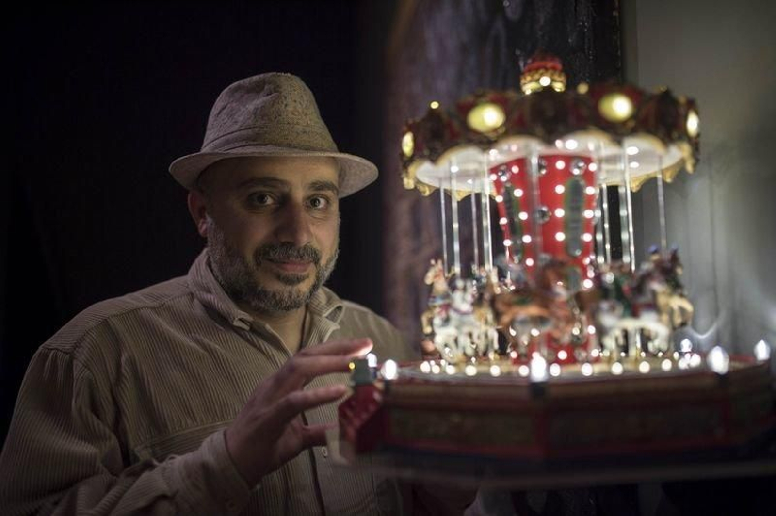 Ali Ali posa con su obra "Carrusel", una de las piezas que forman parte de "Eclipse Siria", en el Marcos Valcárcel (ÓSCAR PINAL).