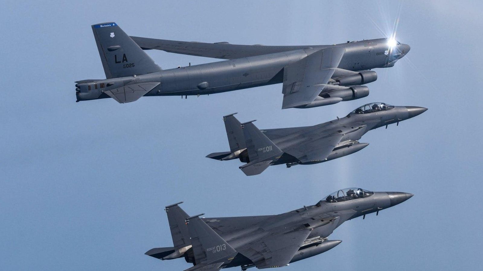 Tres B-52 en el aire