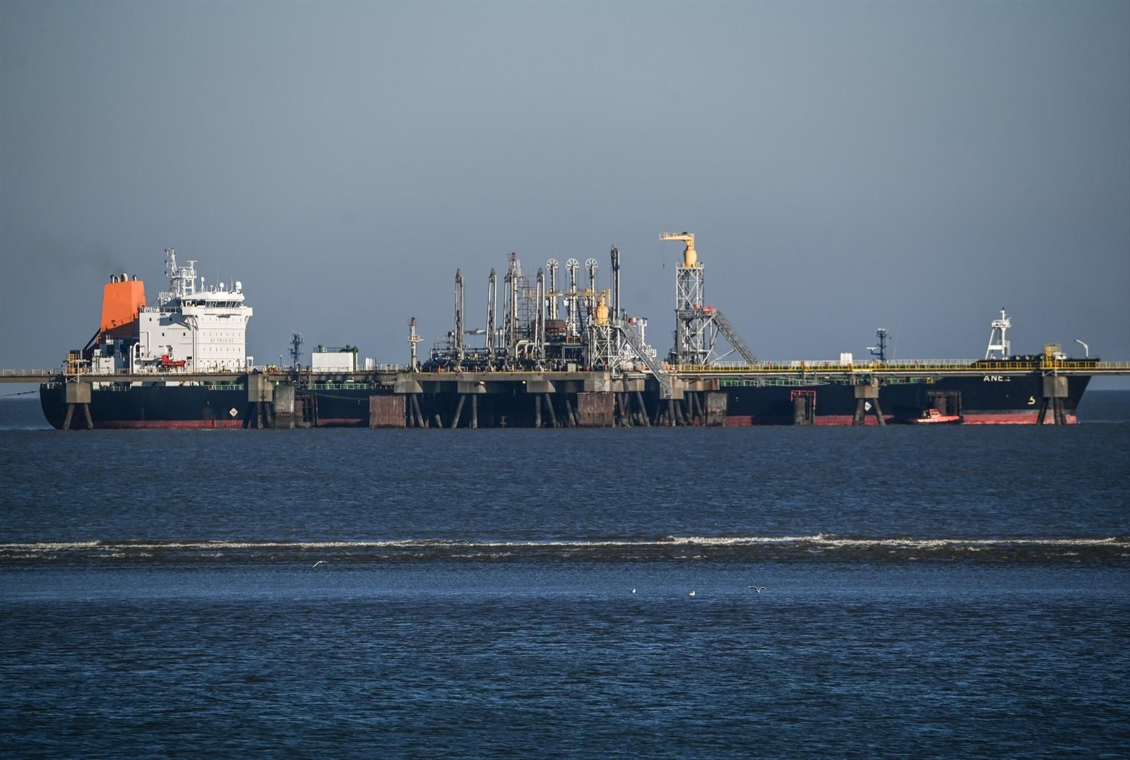 El petrolero Ane atraca en el muelle de la empresa HES International, con sede en Róterdam.