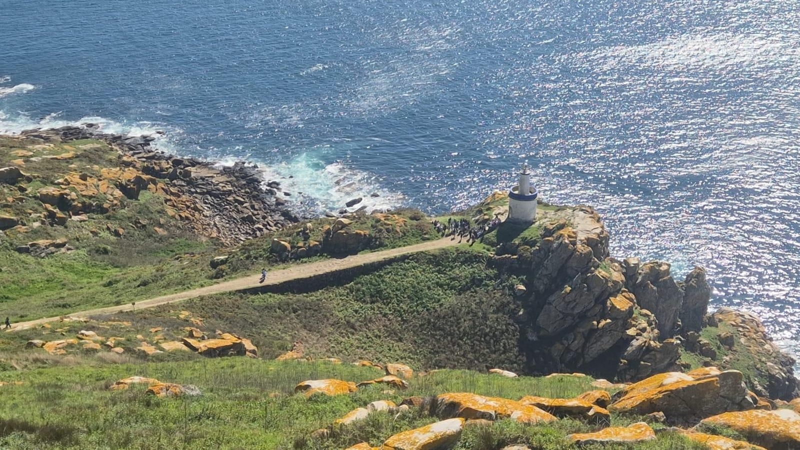 Un grupo de peregrinos de Estados Unidos, ayer en uno de los faros de Cíes.