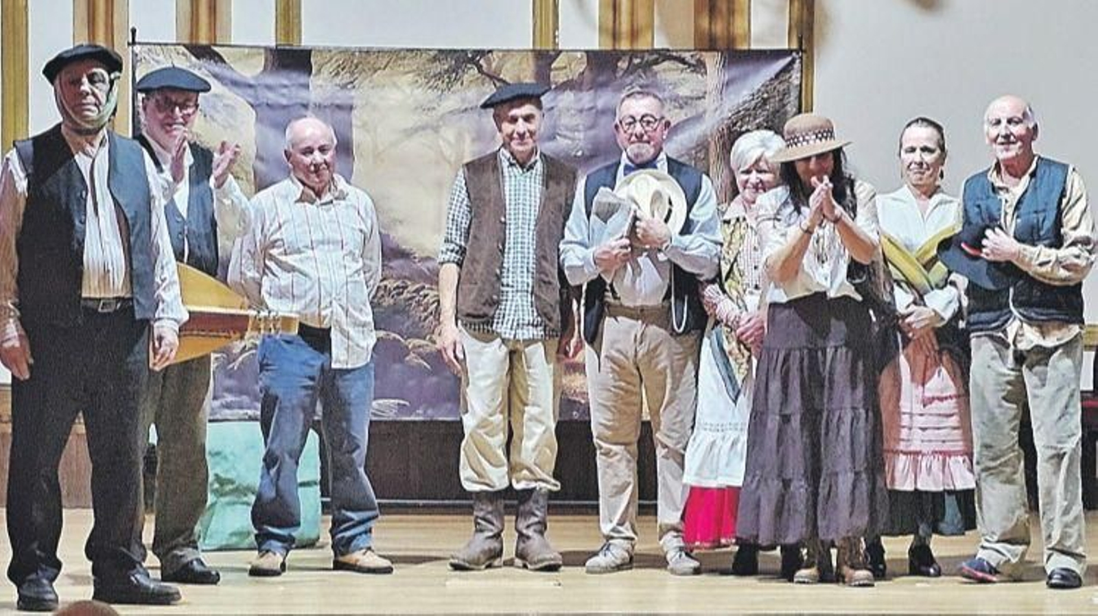 Membros do Taller de Teatro Xavier Prado Lameiro nunha recente representación no Liceo de Ourense.
