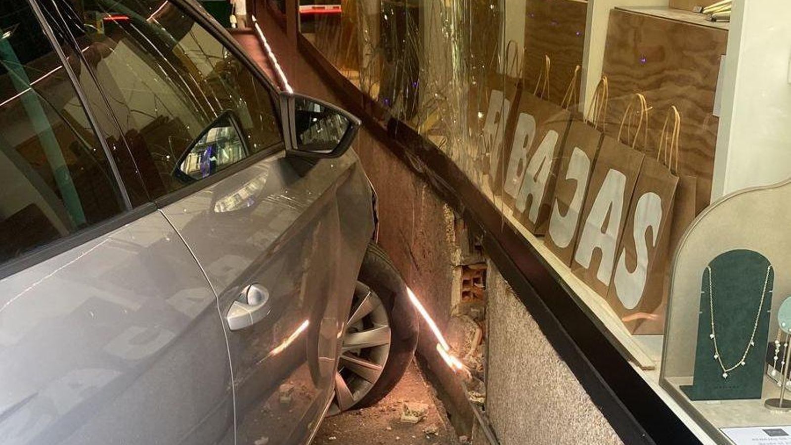 El coche empotró la parte delantera contra un escaparate.