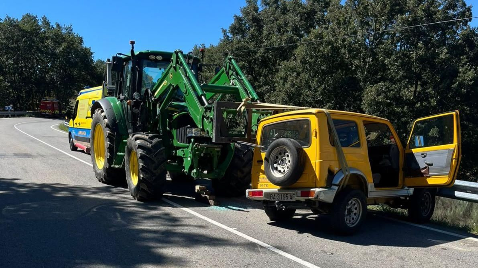 El todoterreno incrustado en el guardarrail mientras el tractor ayuda a retirarlo.