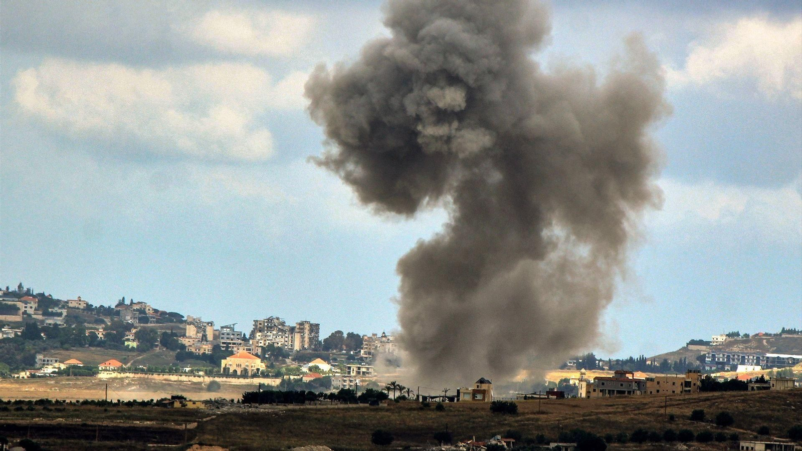 Columna de humo sobre el sur del Líbano tras los ataques israelíes en una imagen de archivo que han tensado de nuevo la situación en Oriente Próximo.
