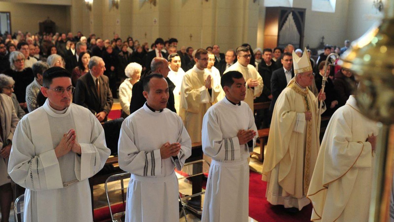 Los tres nuevos diáconos, en la ceremonia celebrada ayer.