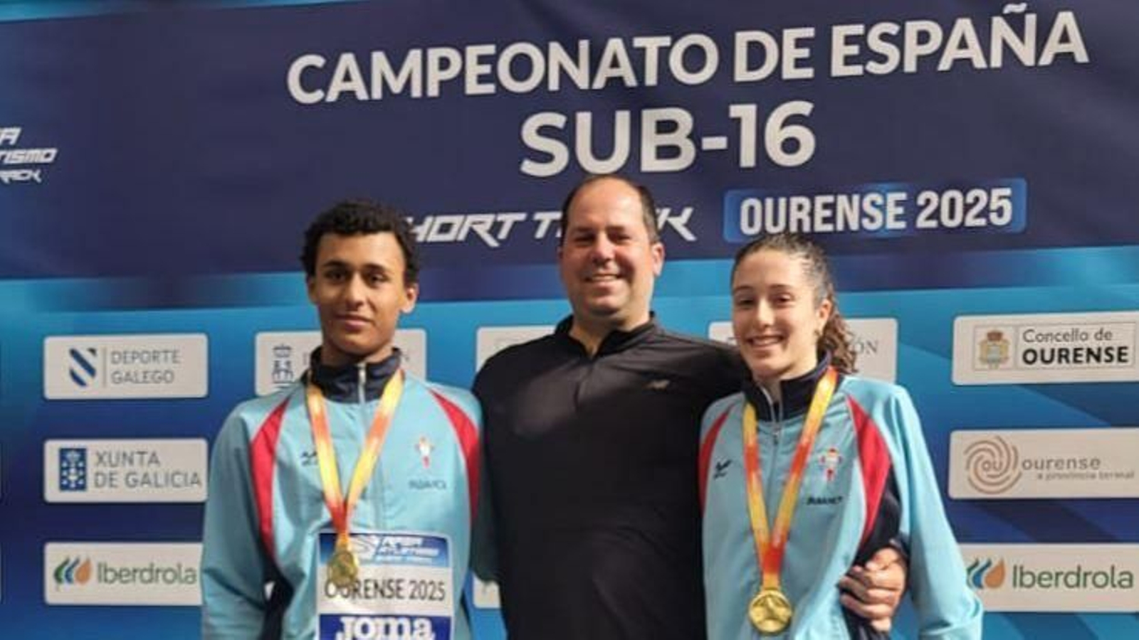 El entrenador rosaleiro posa orgulloso con sus dos pupilos y sus medallas de oro en Ourense.