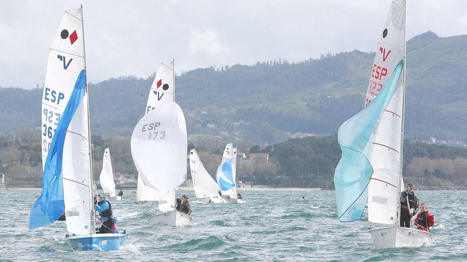 Una regata de la clase Vaurien disputada en aguas de la Ría de Vigo.