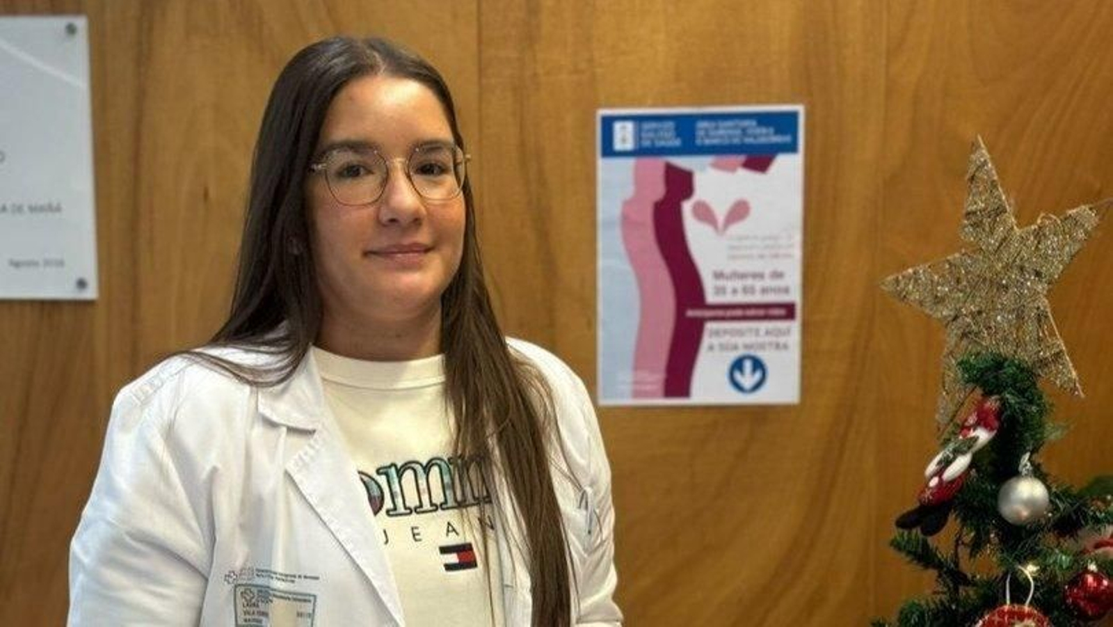 La matrona Laura Vila, con el cajón de recogida de las muestras.