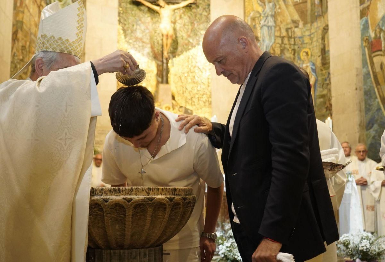 Un bautizo adulto, una celebración esporádica que realiza la Diócesis de Tui-Vigo