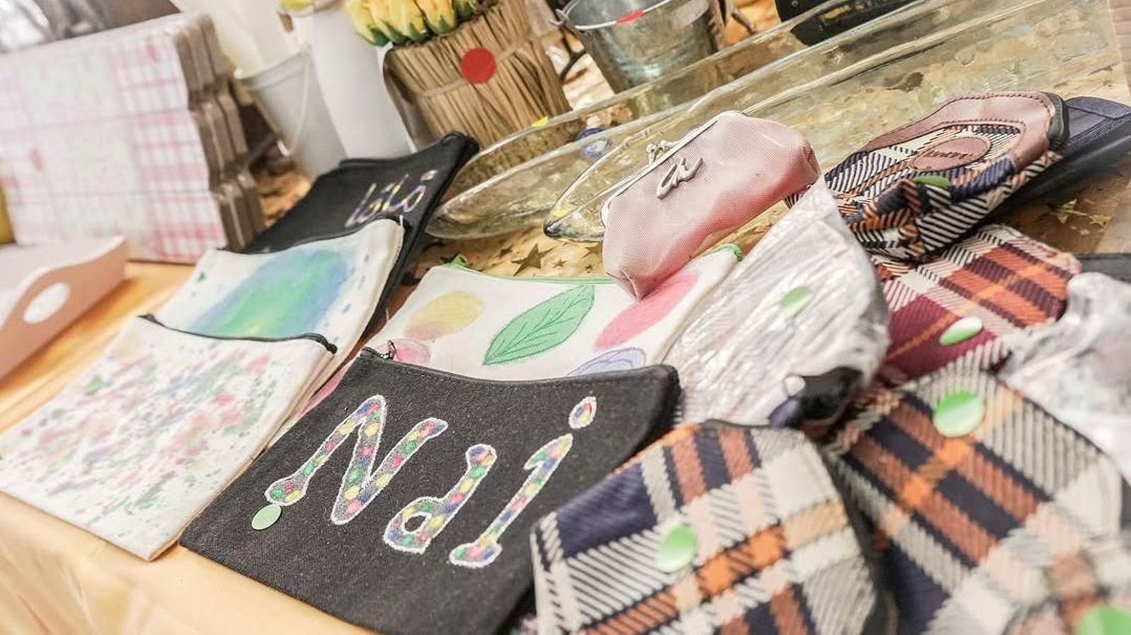 El mercadillo ofrece juguetes, libros, decoración y artículos de regalo.