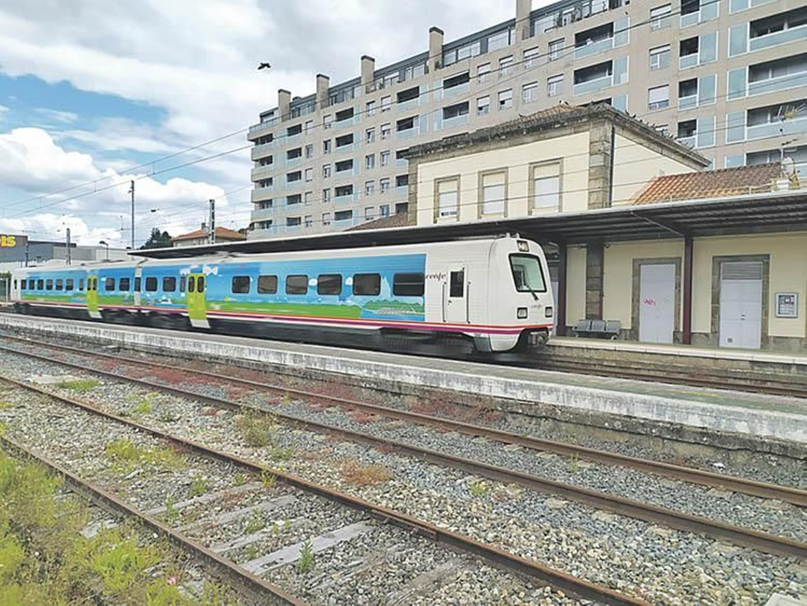 Regional Vigo-Ourense a su paso por la estación de O Porriño.