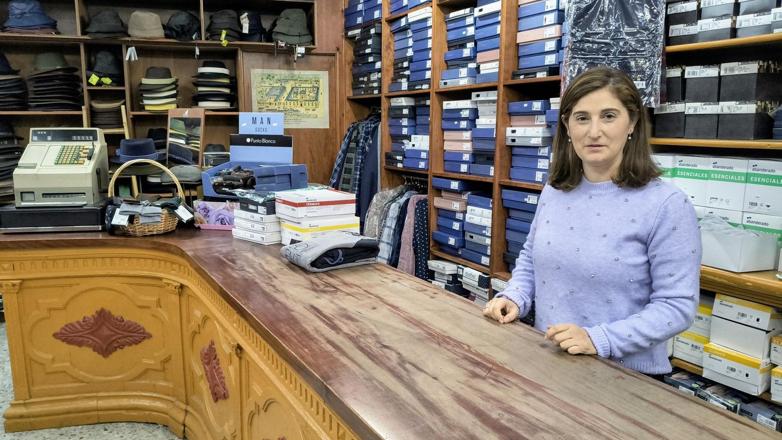 Rosa María Díaz, en el mostrador de A Moda Dabaixo.