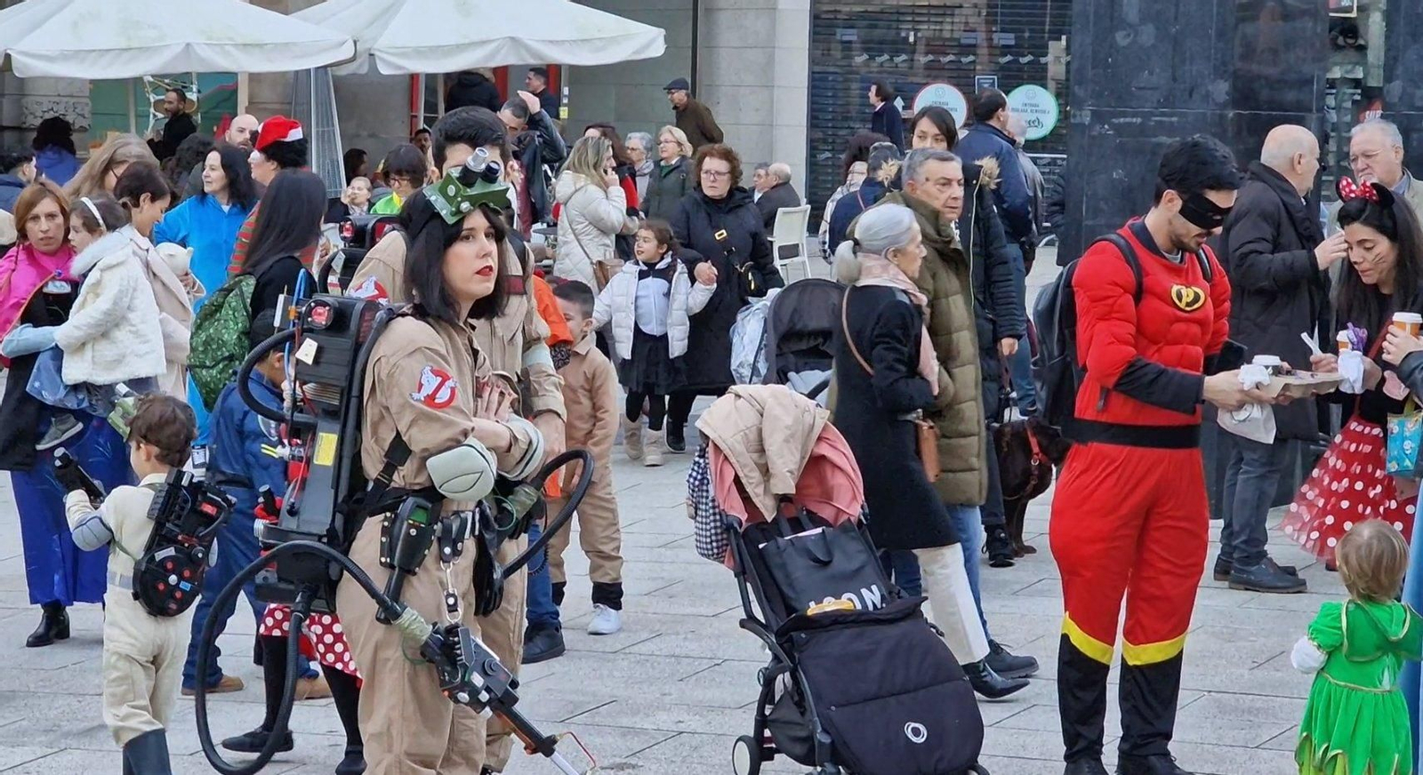 Gente disfrazada en la Porta do Sol de Vigo. // J.V. Landín
