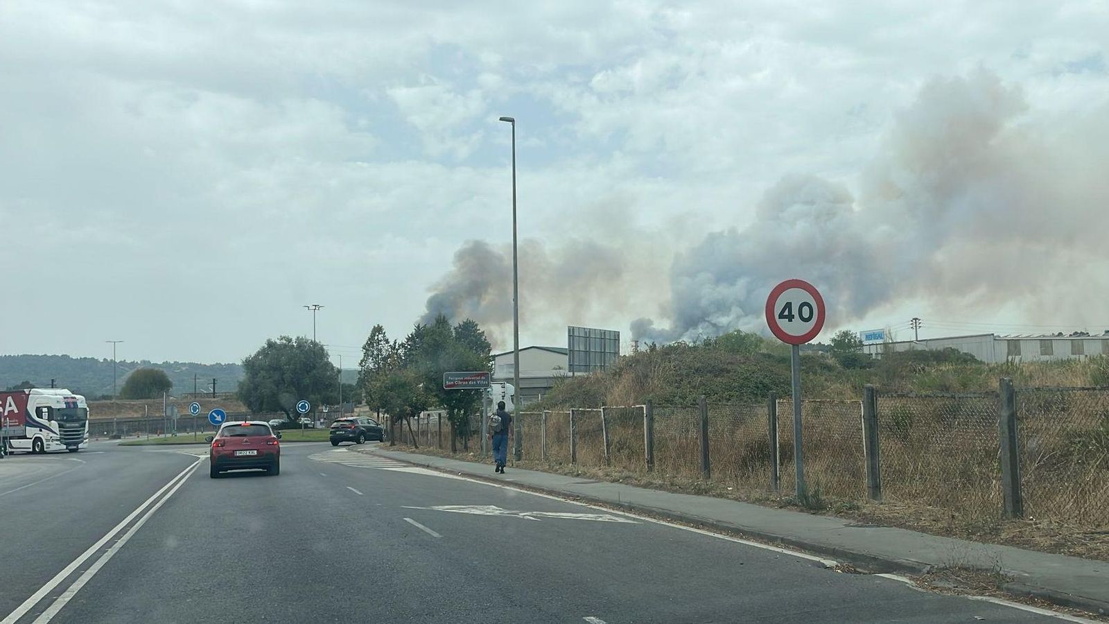 Una densa humareda, desde el polígono de San Cibrao