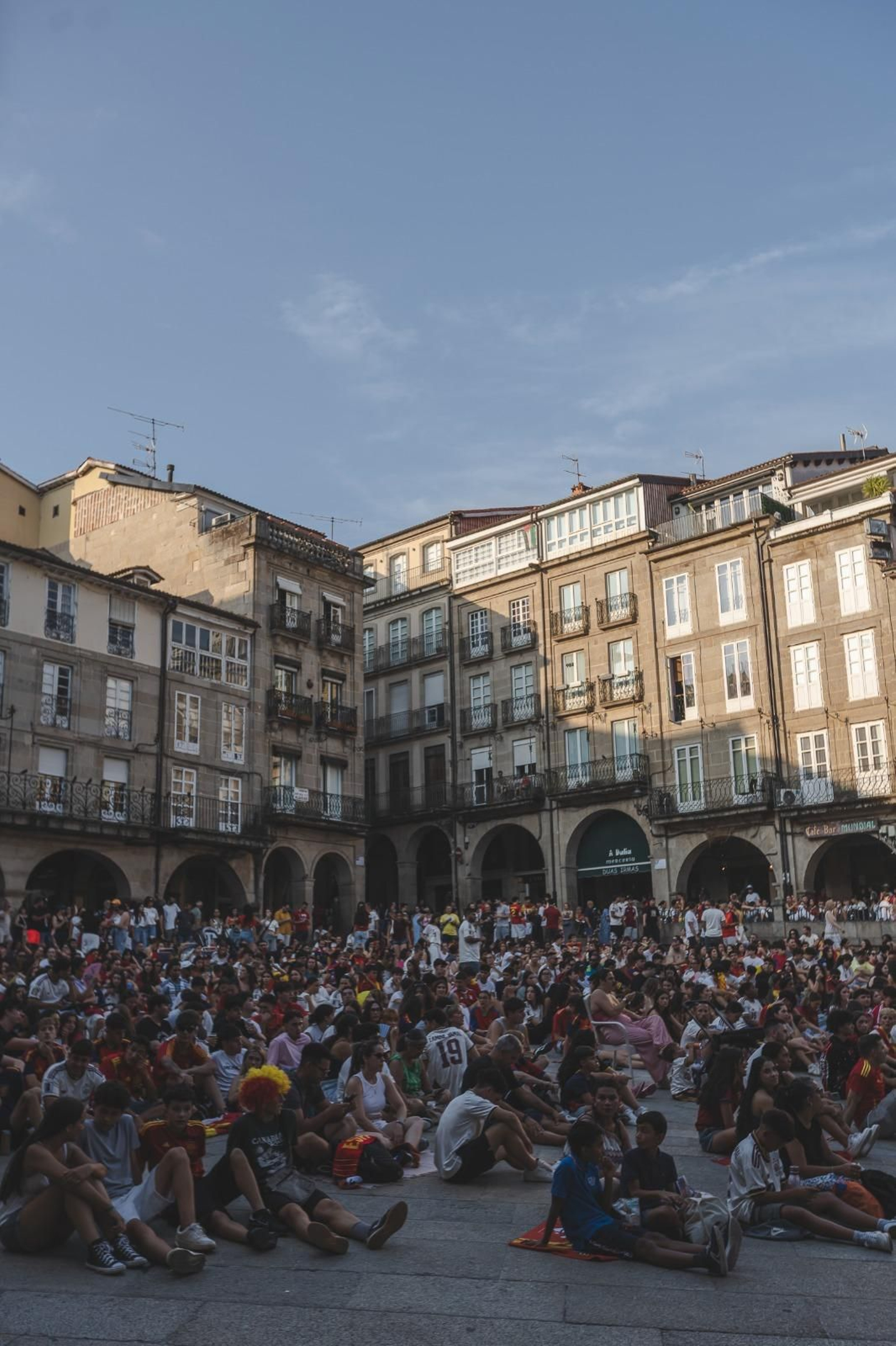 Galería | Camisetas, banderas y las calles de Ourense llenas de emoción por ver a España jugar los cuartos de final, en fotos