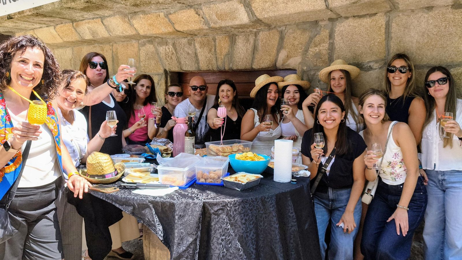 Un grupo de visitantes á festa brindan co albariño.