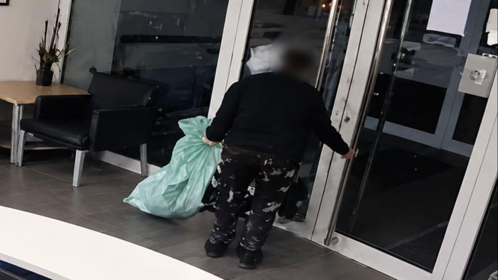 Imagen de la mujer desaparecida abandonando la residencia