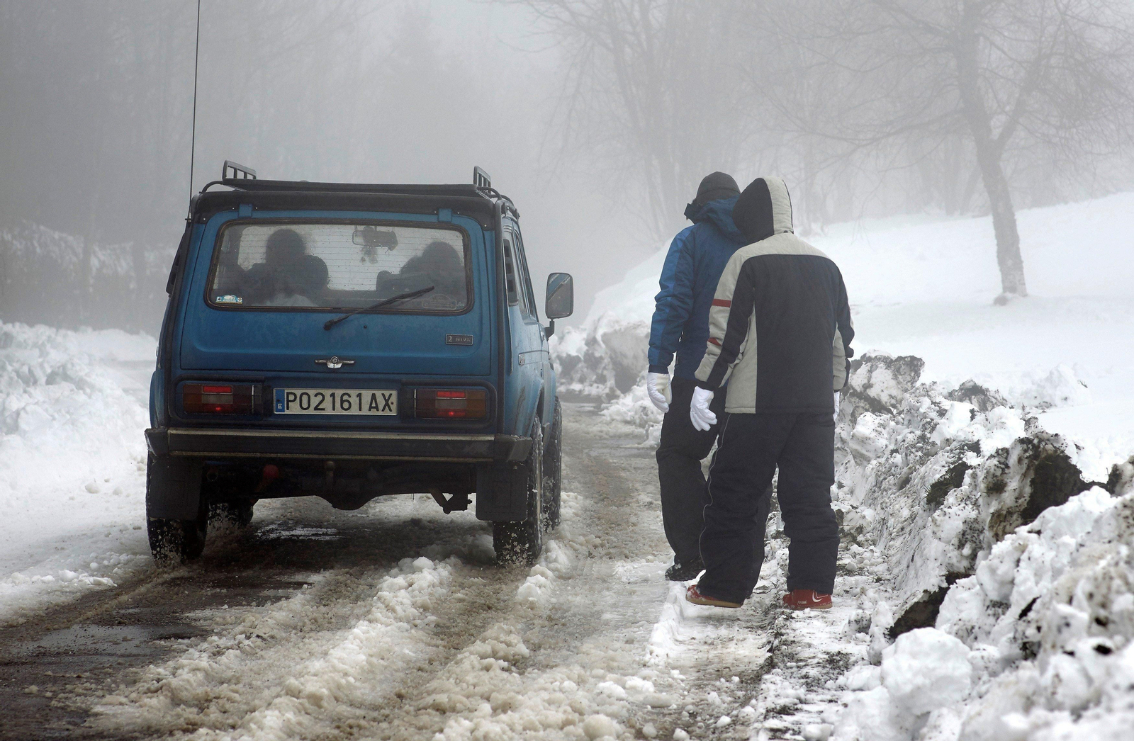 Además de nieve hubo zonas con intensas nieblas que dificultaban la circulación.