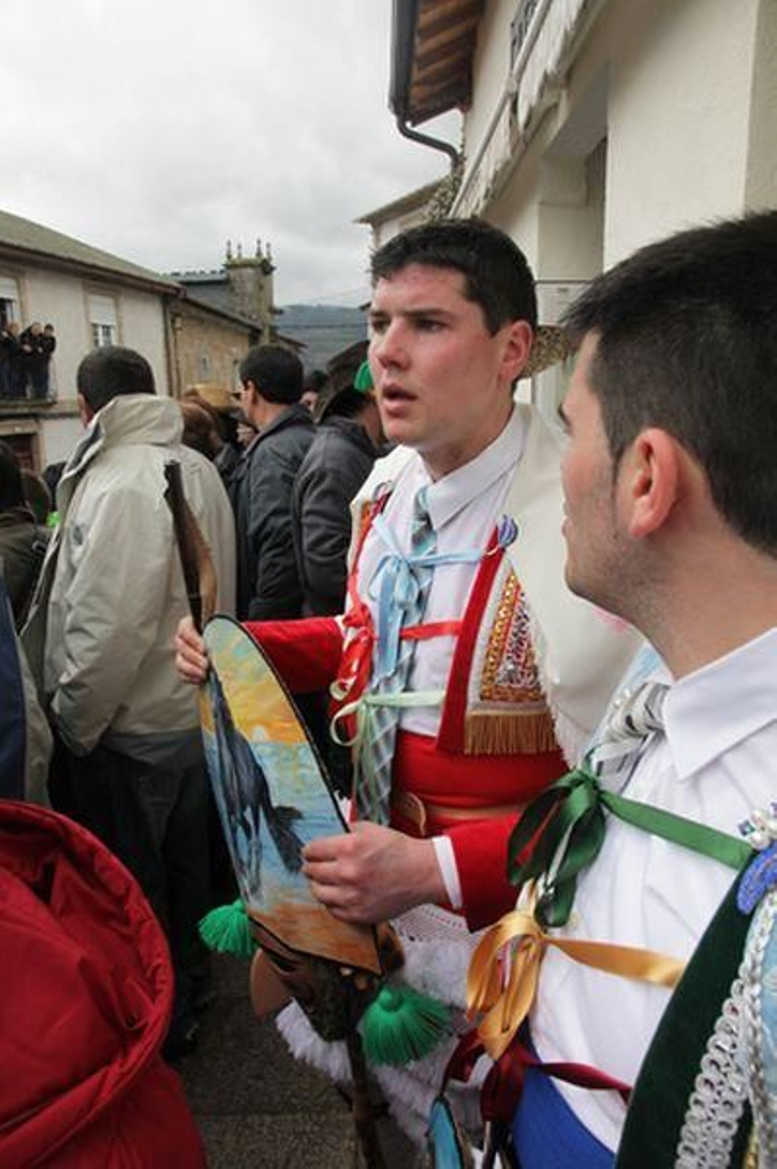 Laza recibe a los peliqueiros con bica y licor café