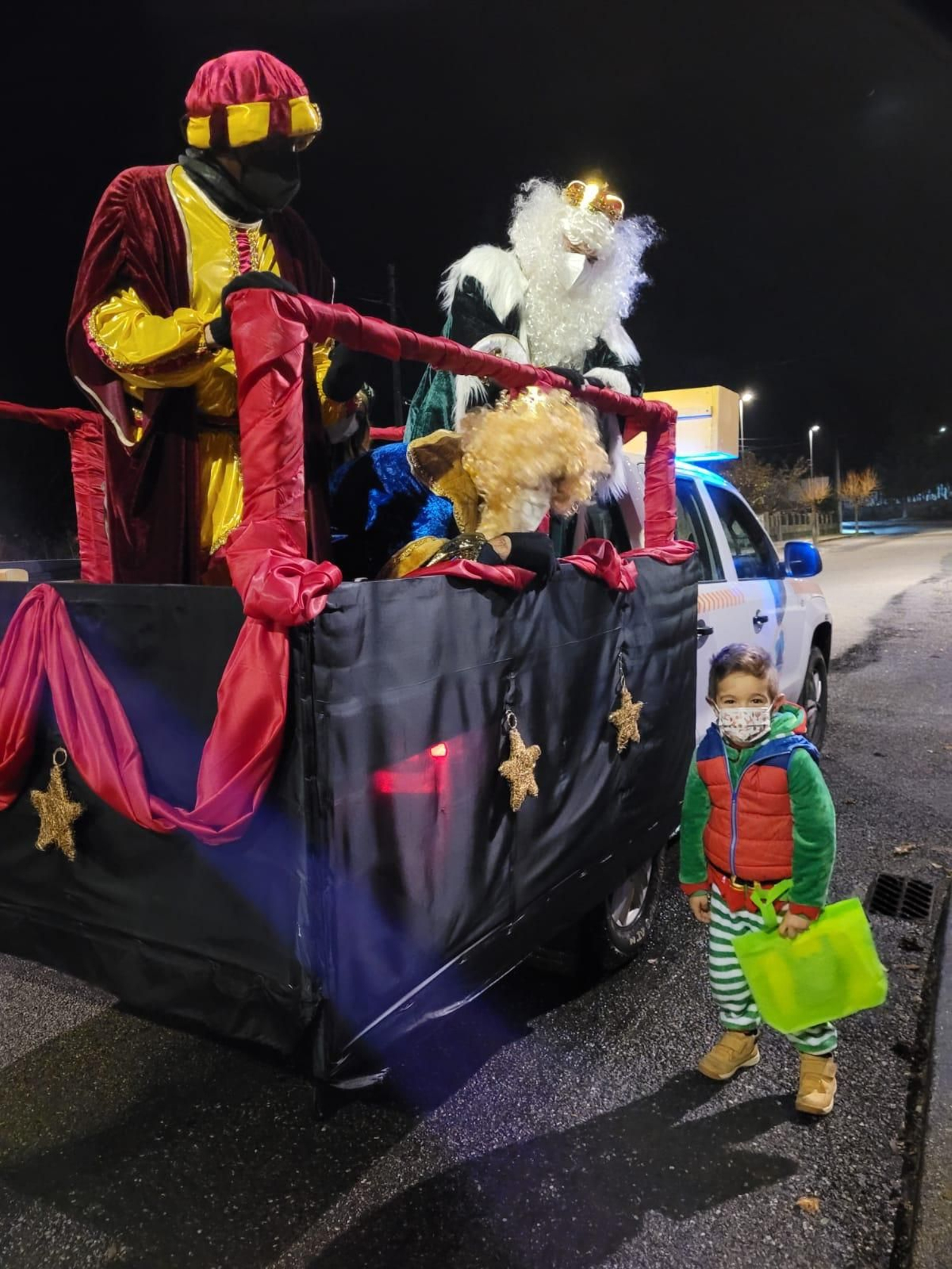 BANDE. Los Reyes llevaron su magia a las calles de Bande.