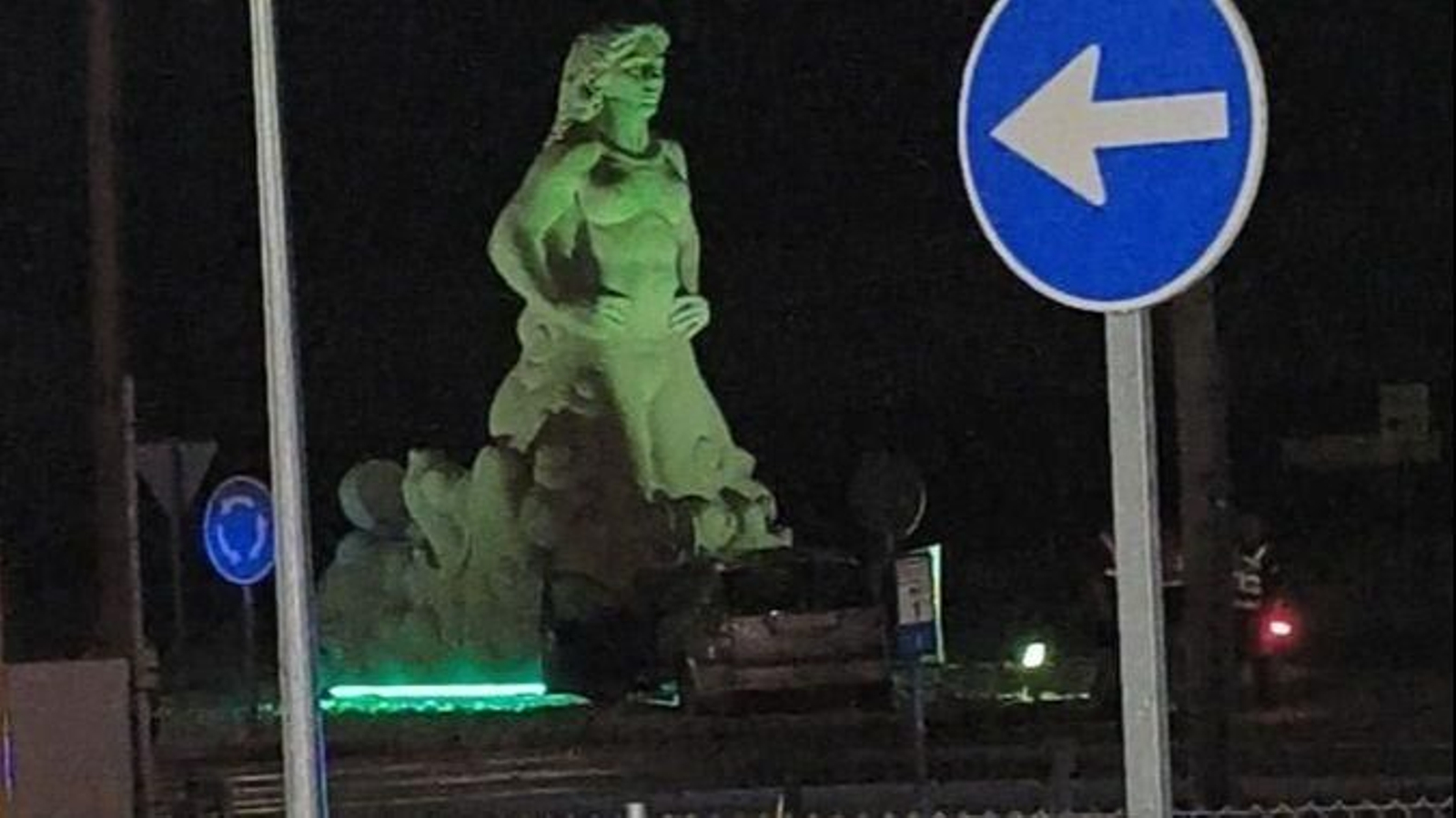 El coche accidentado en la rotonda de la Dama da Lagoa, en Xinzo