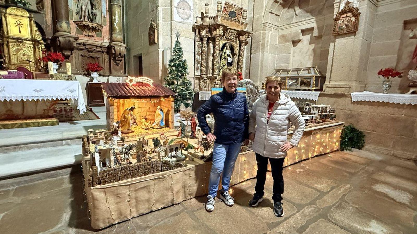 Mónika y Marisa junto a su belén.