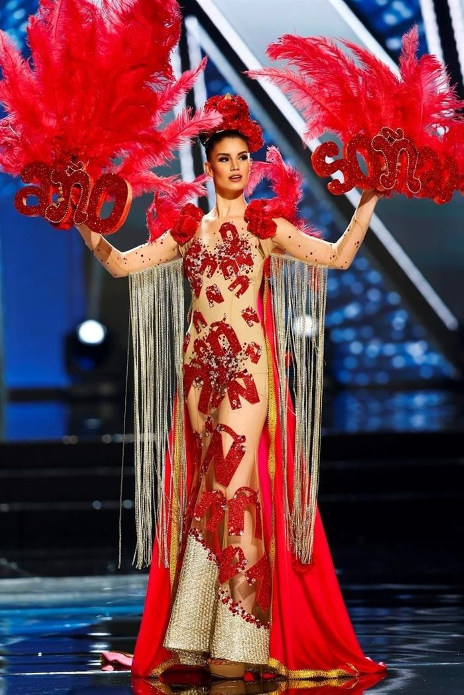 La candidata española a Miss Universo Noelia Freire desfila con su vestido nacional